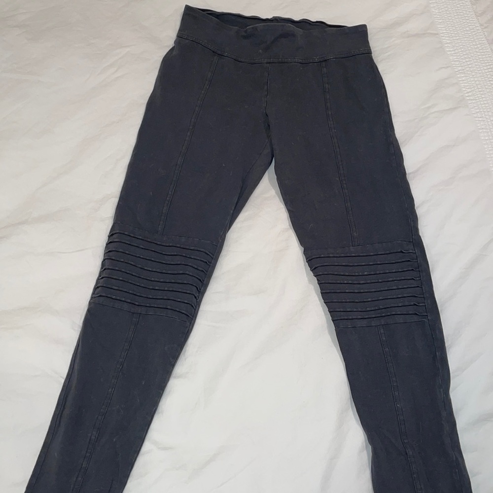 Grey leggings with knee design